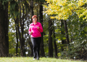 kobieta biegajaca po lesie